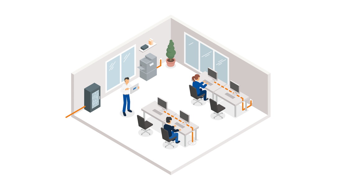 Modernes Büro mit mehreren Arbeitsplätzen, die durch orangefarbene Kabel vernetzt sind. Zwei Personen arbeiten an ihren Computern, während eine dritte Person ein Tablet verwendet.